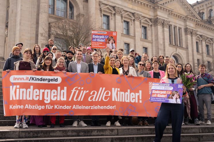 Petition · Kindergeld für alle Kinder! Keine Abzüge für Kinder Alleinerziehender! · innn.it